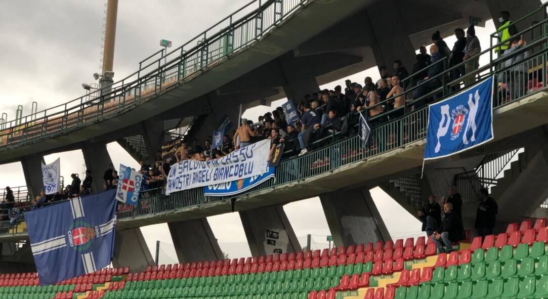 pesi massimi trasferta a terni foto tribuna striscini esposti stadio