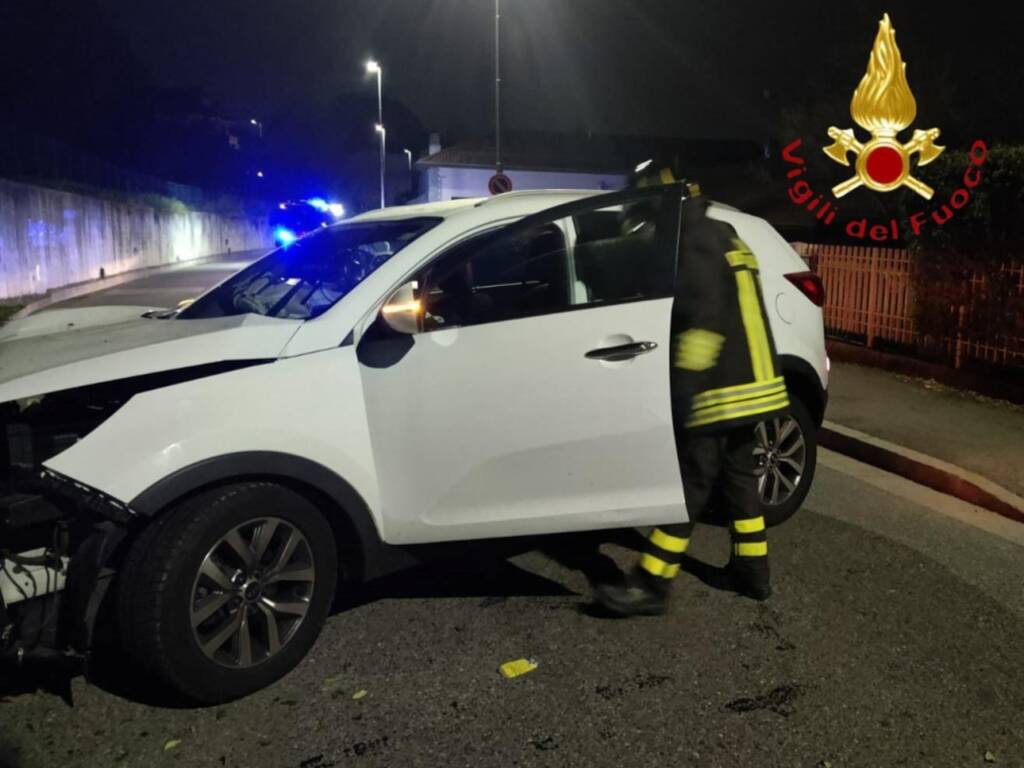 auto fuori strada notte a cantù incidente e vettura danneggiata pompieri