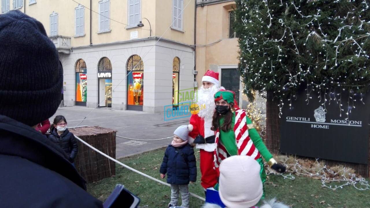 babbo natale ed elfo città dei balocchi vigilia di natale