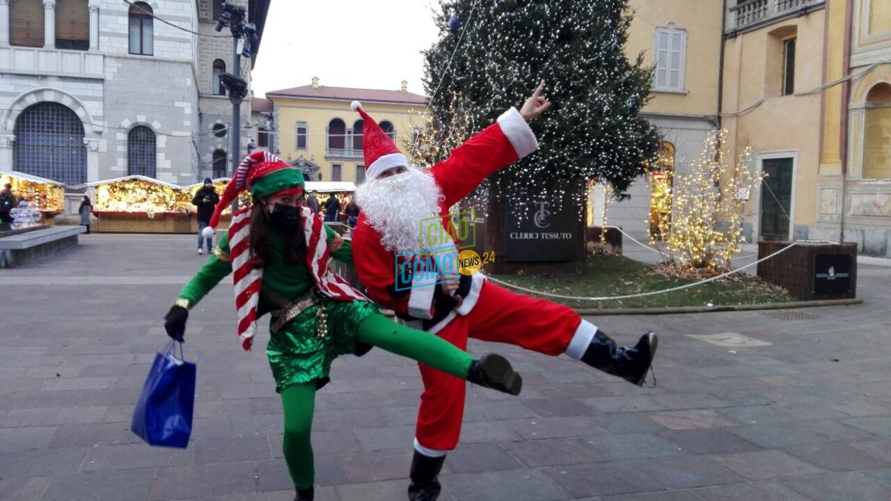 babbo natale ed elfo città dei balocchi vigilia di natale