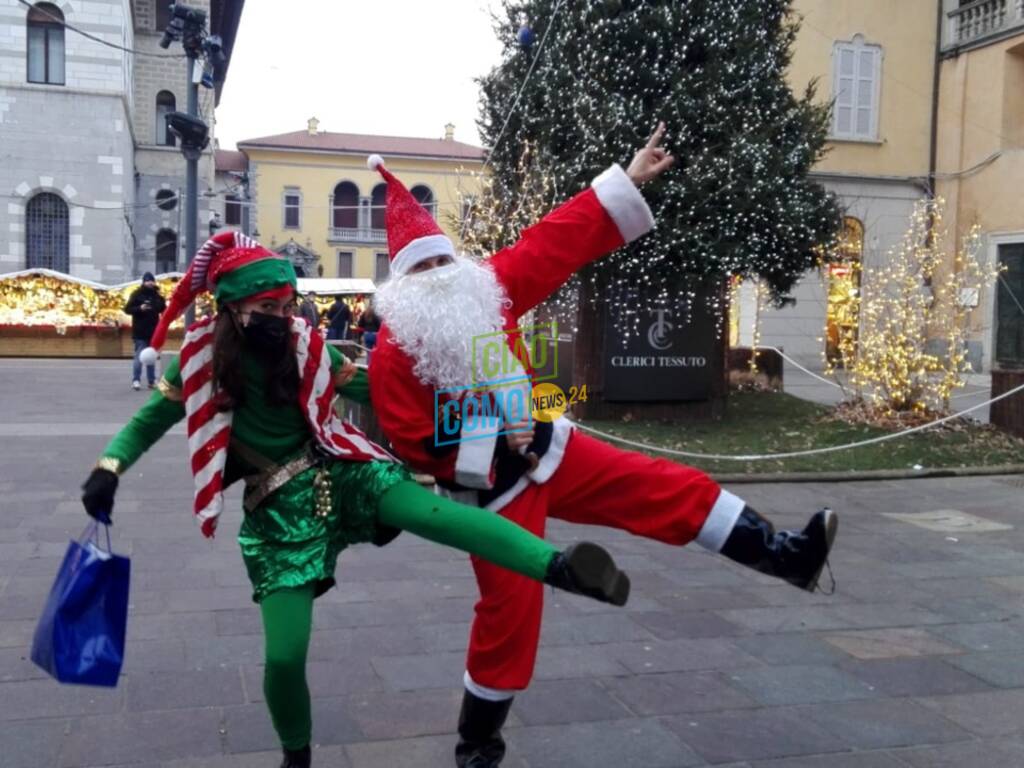 babbo natale ed elfo città dei balocchi vigilia di natale