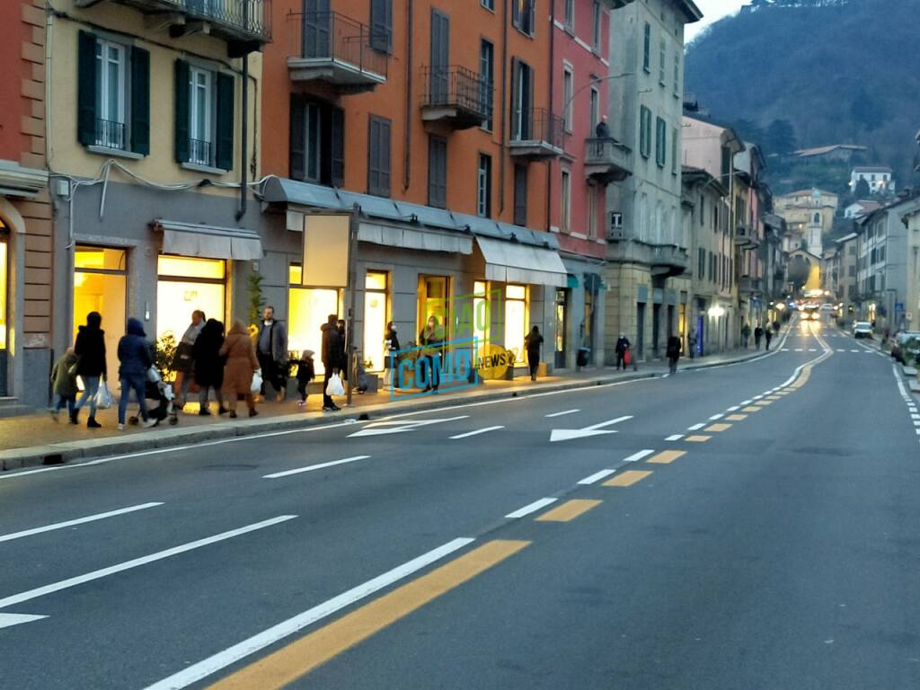 Como traffico di oggi giornata prenatalizia shopping e parcheggi pieni chiusa via milano