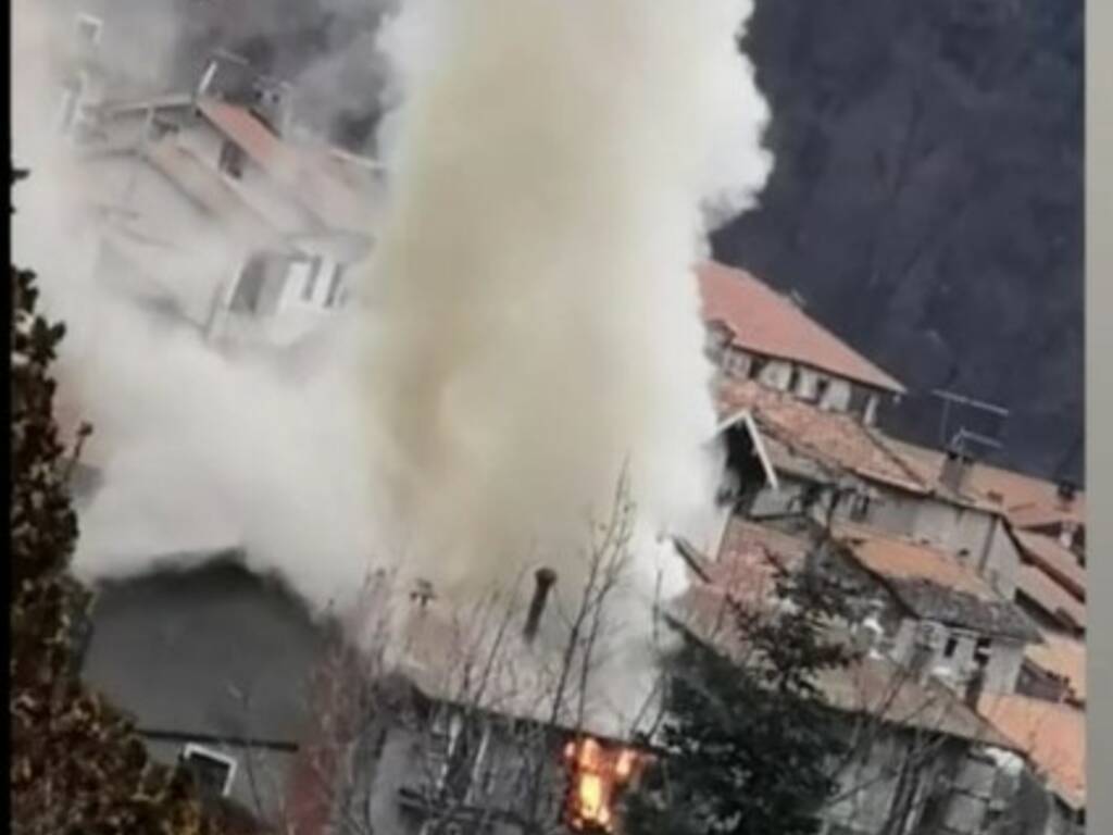 incendio abitazione plesio altra immagini dei lettori