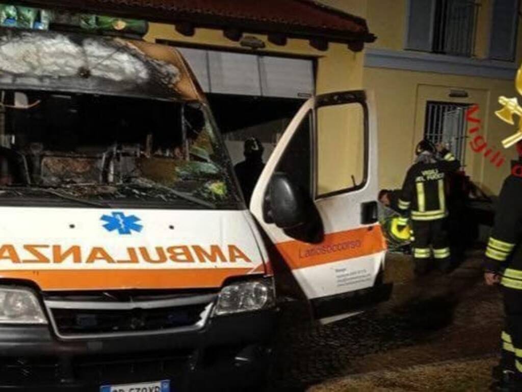 incendio ambulanza lariosoccorso di dongo