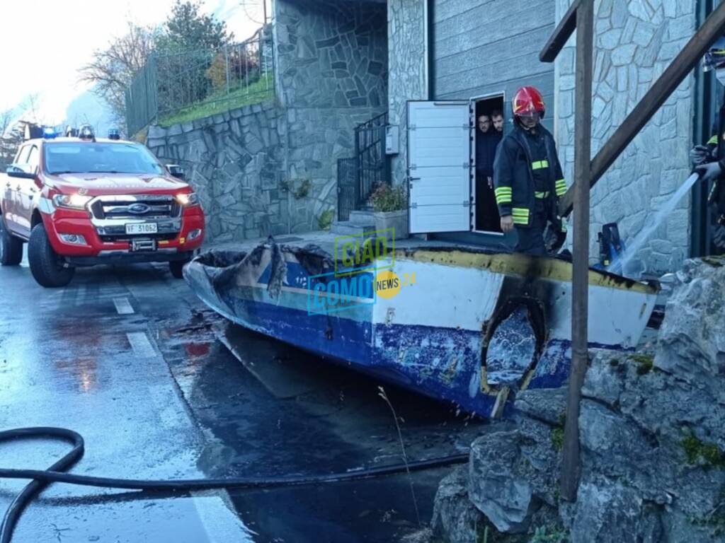 incendio barca lezzeno box lariana pompieri