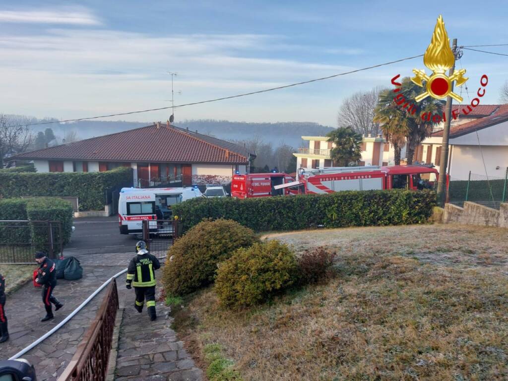 incendio villetta cucciago questa mattina pompieri e 118 soccorso padrone di casa