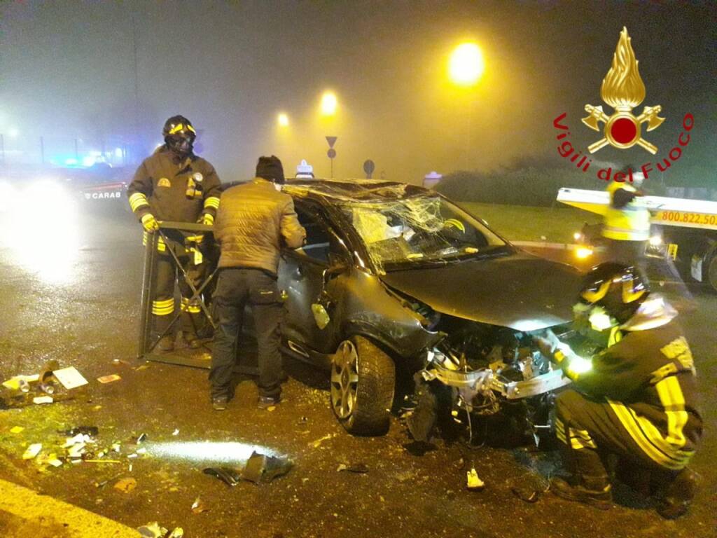 incidente cermenate notte auto fuori strada contro paletto laterale