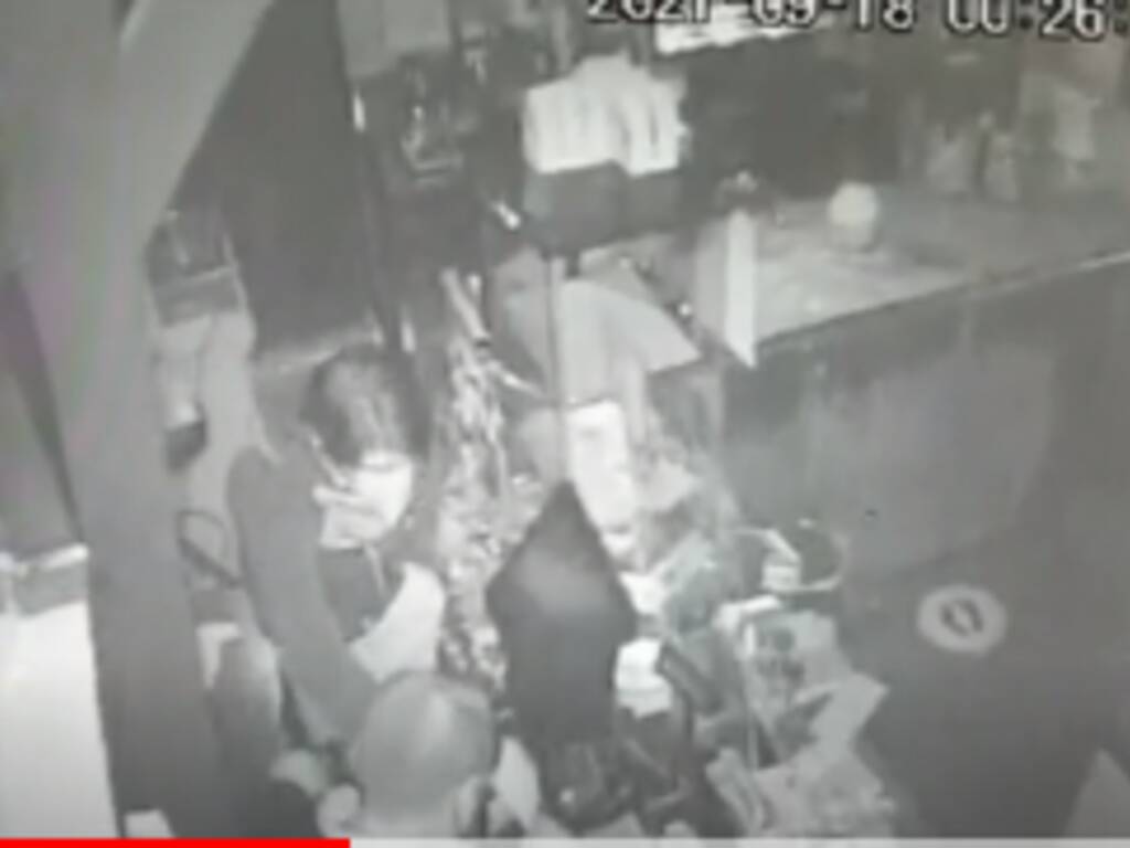 ladri arrestati dopo furti negozi di como fermo immagine loro nei negozi