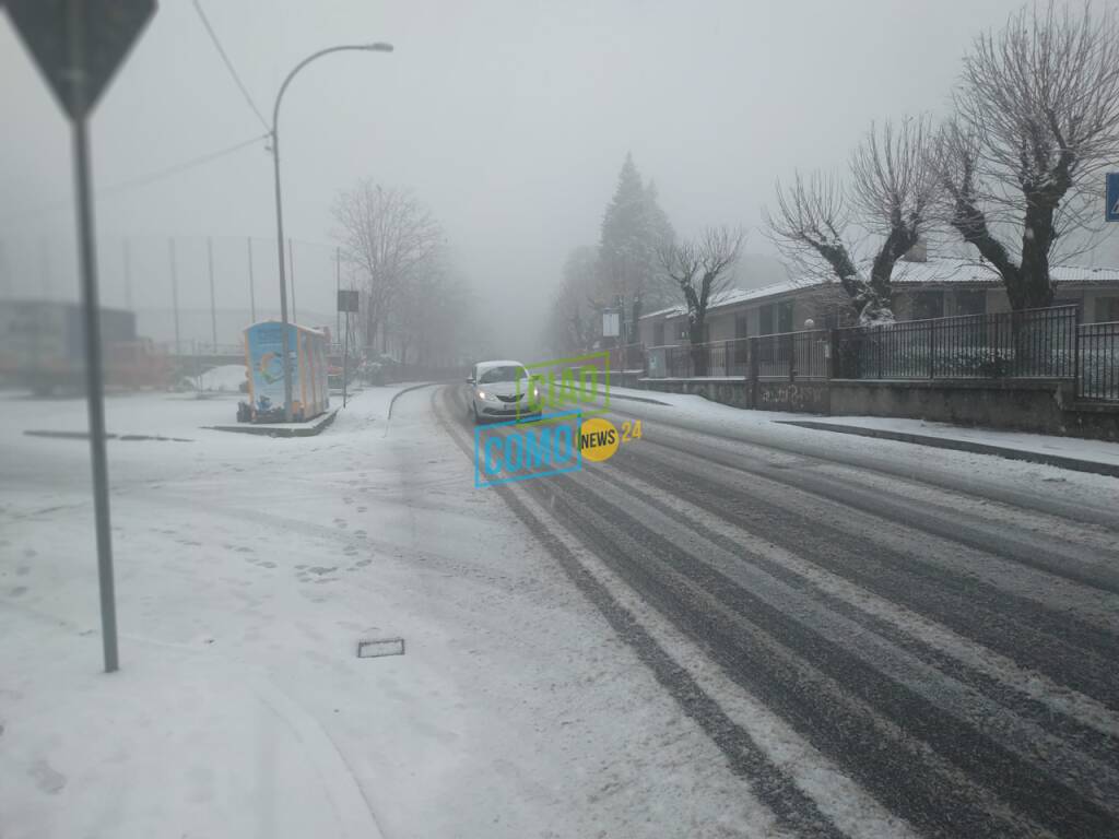 neve oggi como immagini da sagnino spazzaneve in azione e strade bianche