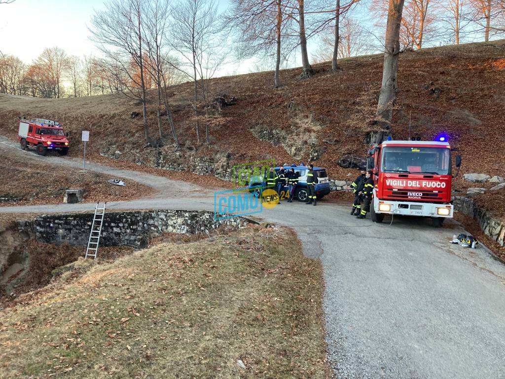 auto nel burrone a ponna soccorso dei vigili del fuoco