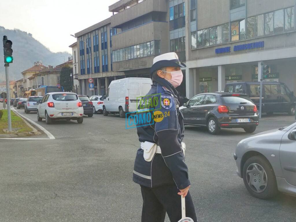 disagi e code anche oggi camerlata per accesso al punto tamponi asst lariana polizia locale