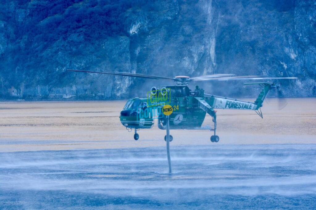 elicottero forestale in azione monte sopra porlezza incendio fumo
