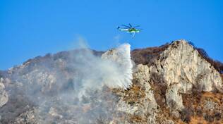 elicottero forestale in azione monte sopra porlezza incendio fumo