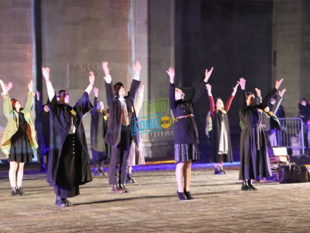 I danzatori di Colisseum in piazza Verdi a Como; installazione artistica di grande suggestione