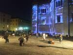 I danzatori di Colisseum in piazza Verdi a Como; installazione artistica di grande suggestione
