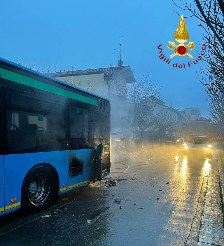 incendio autobus di linea a cantù linea c50 asf danni motore vigili del fuoco soccorso