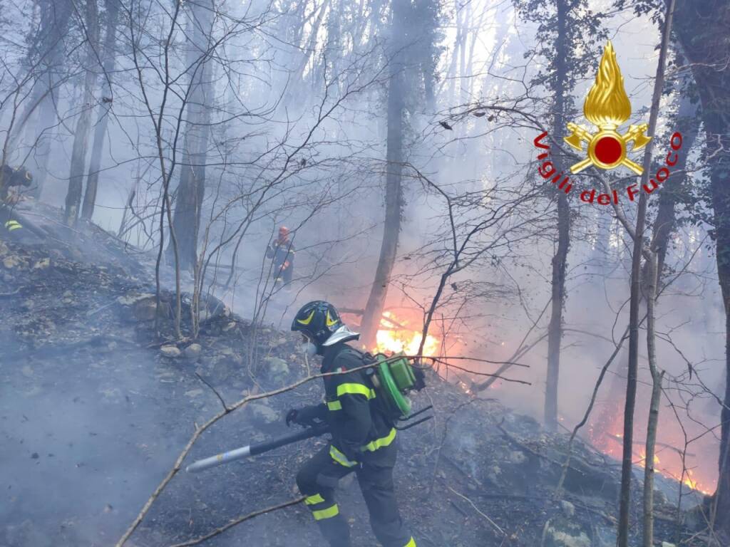 incendio boschivo pompieri e volontari a fermare le fiamme monte conizzolo canzo