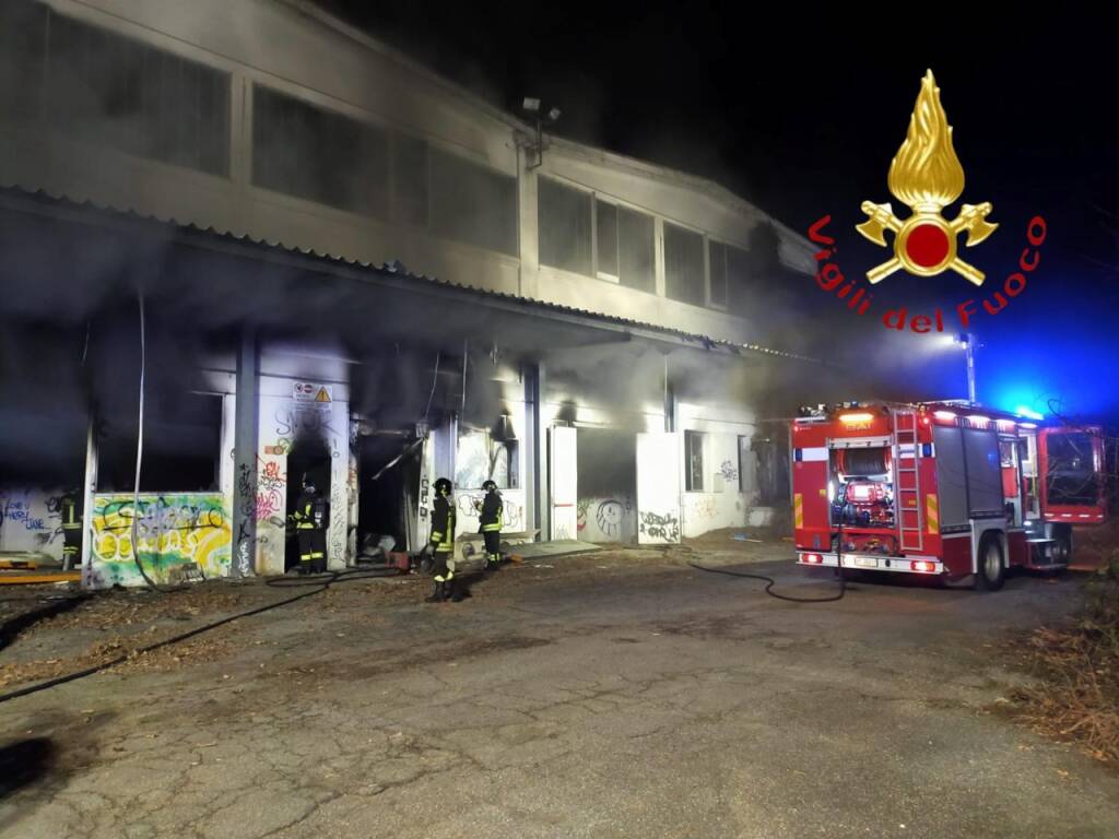 incendio fabbrica dismessa di lurate caccivio via foscolo pompieri e mezzi