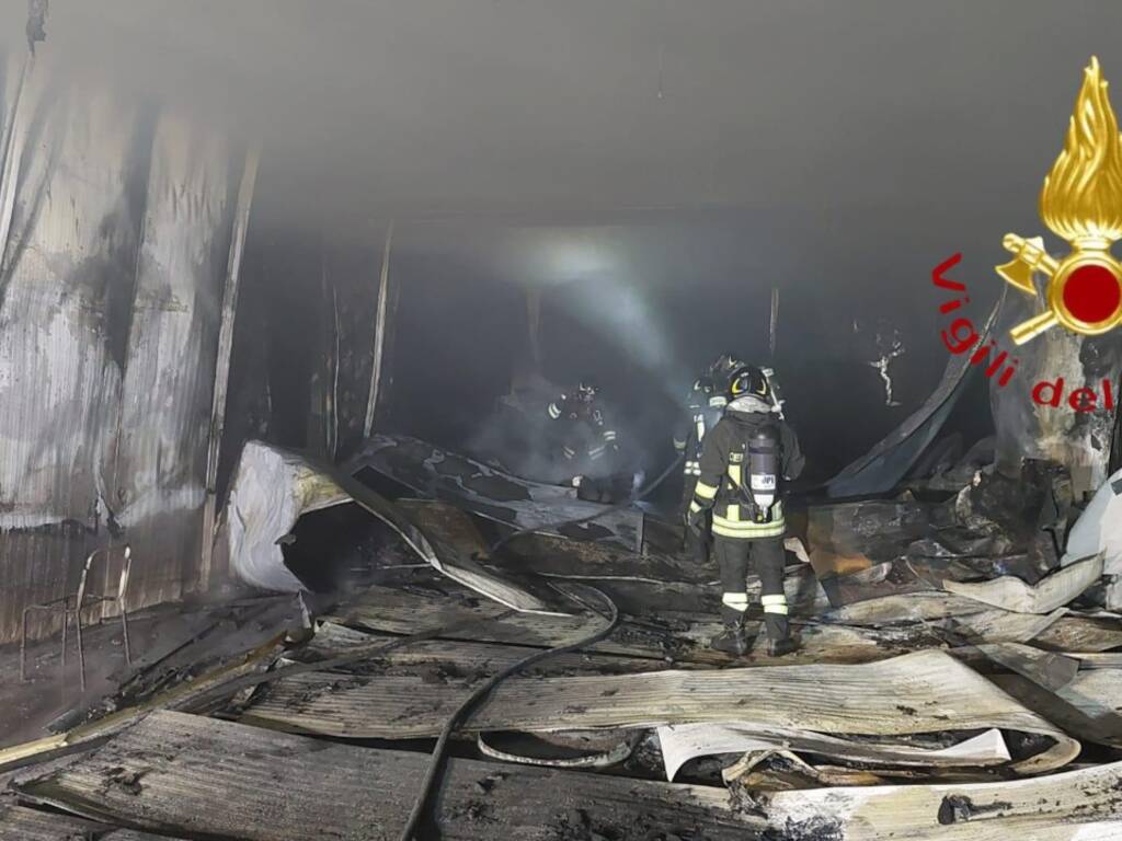 incendio fabbrica dismessa di lurate caccivio via foscolo pompieri e mezzi