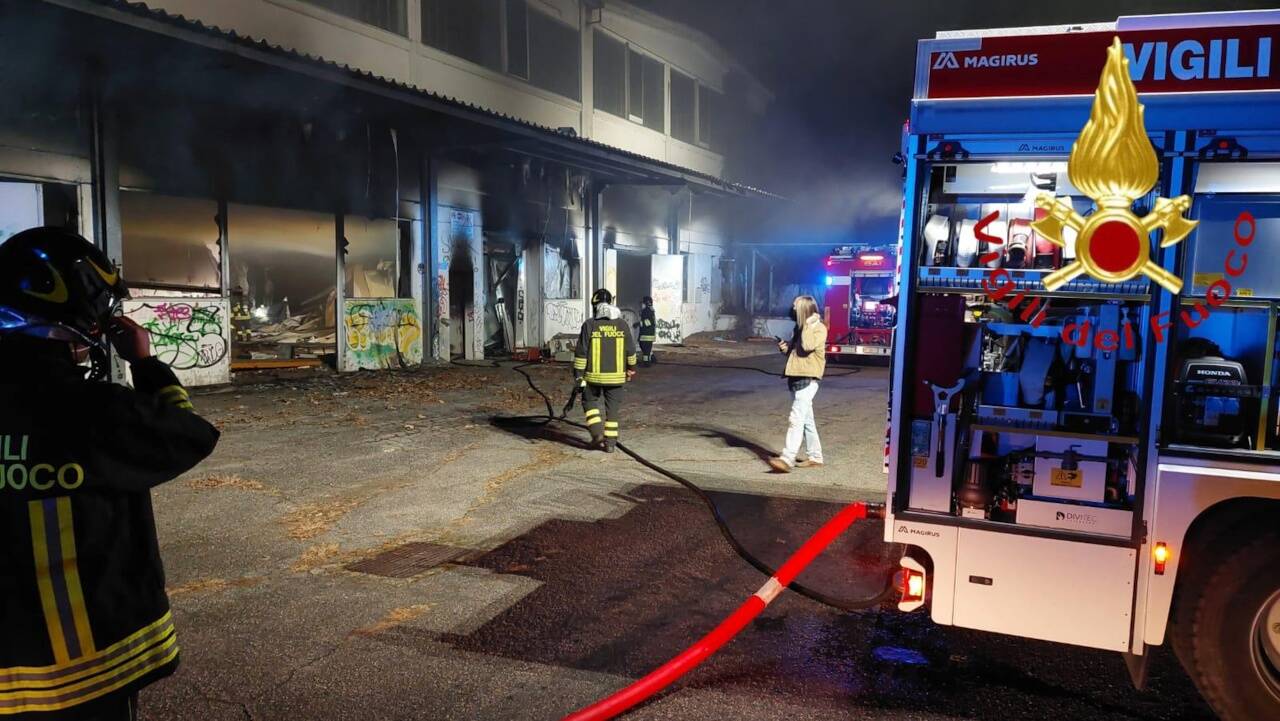 incendio fabbrica dismessa di lurate caccivio via foscolo pompieri e mezzi