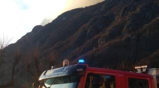 incendio montagna sopra porlezza fiamme e mezzi dei vigili del fuoco per soccorsi via terra