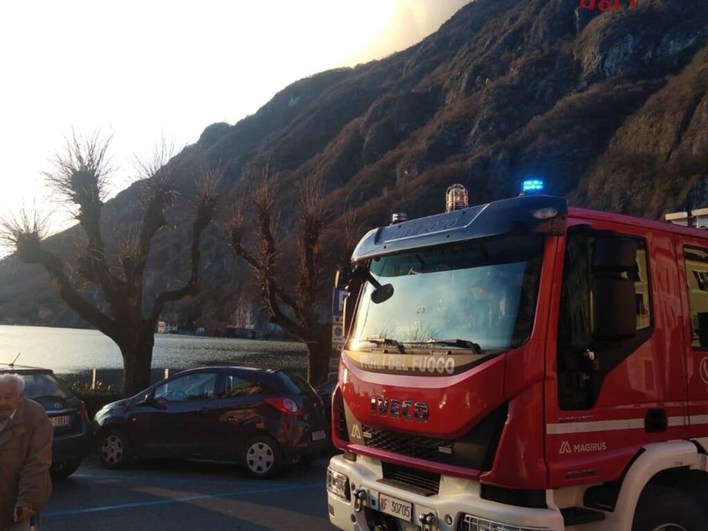 incendio montagna sopra porlezza fiamme e mezzi dei vigili del fuoco per soccorsi via terra