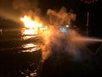 incendio pontile lago di pusiano nella notte pompieri erba