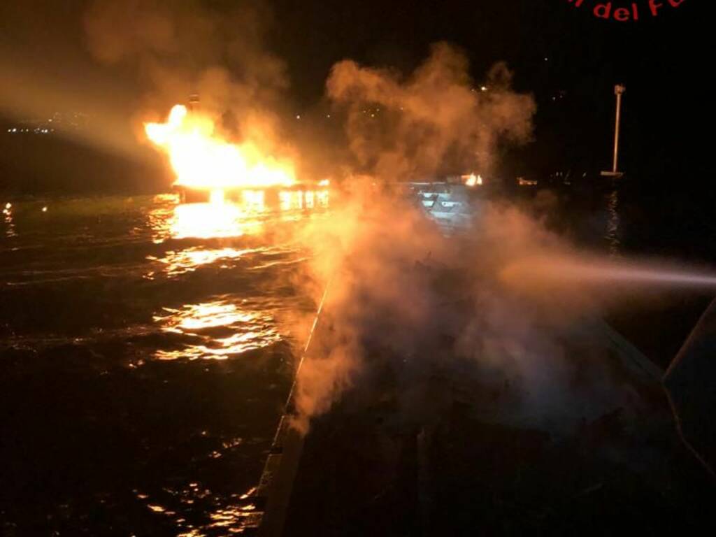 incendio pontile lago di pusiano nella notte pompieri erba