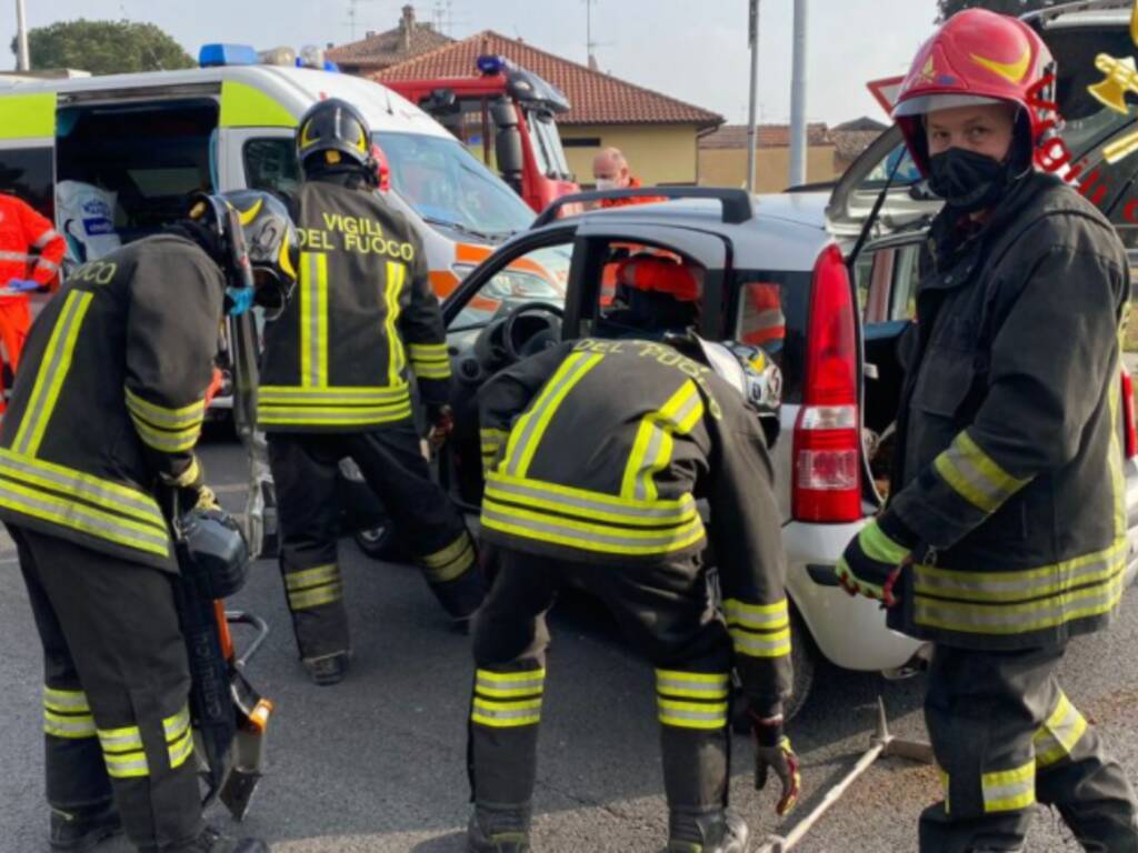 incidente monguzzo scontro tra auto sulla valassina soccorsi 118 e pompieri