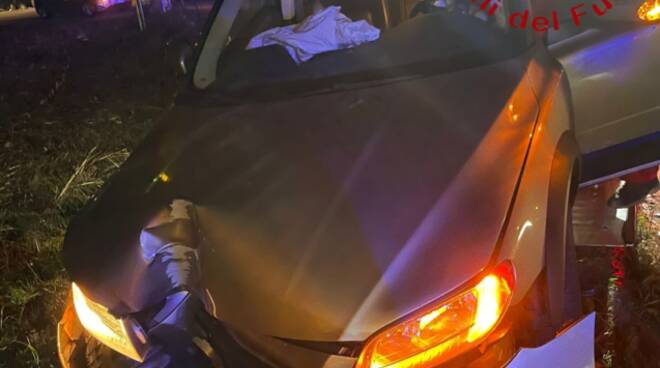 incidente stradale cermenate auto fuori strada contro palo della luce via europa unita