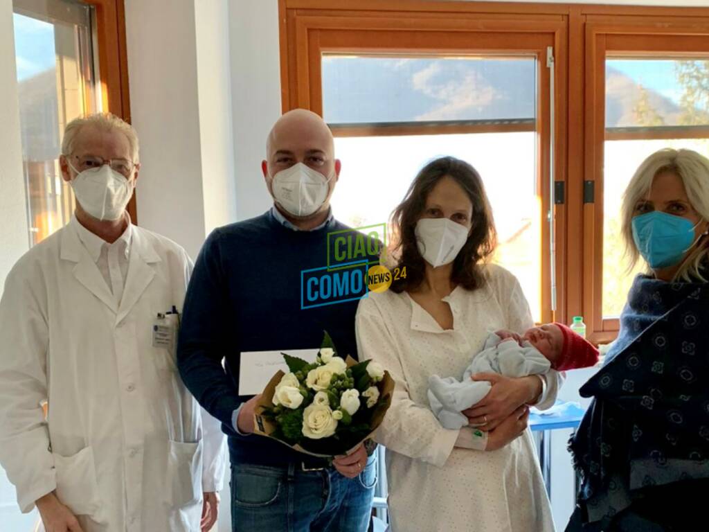 ospedale valduce como primo bimbo nato nel 2022 è alessandro lui con genitori e poi secondo nato