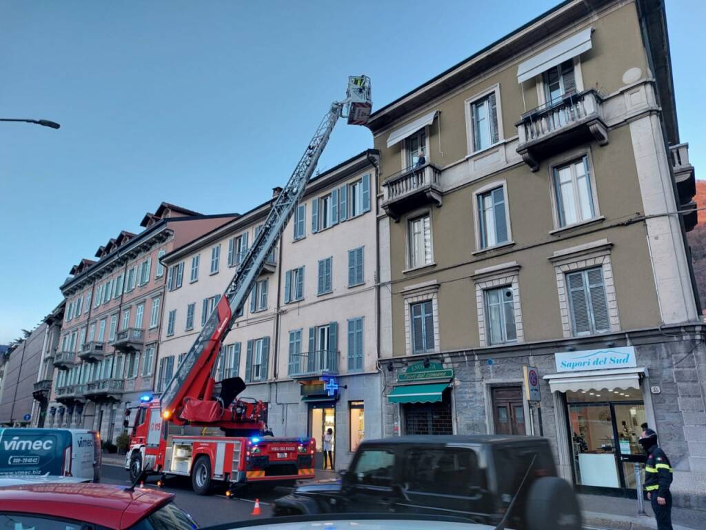 raffiche di vento forte oggi tegole pericolanti viale lecco tetto pompieri