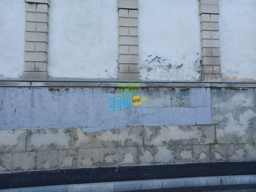 vandali scritte sui muri del cimitero di como ricoperte da como pulita