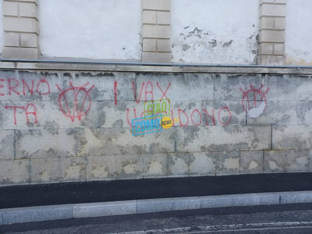 vandali scritte sui muri del cimitero di como ricoperte da como pulita