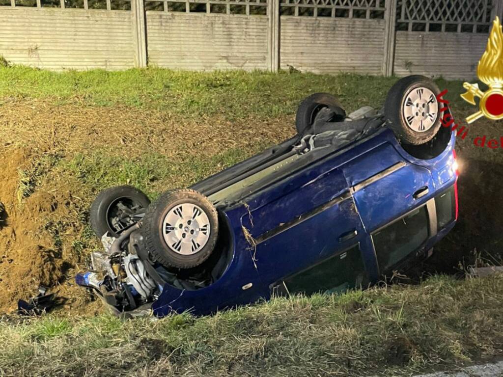 auto ribaltata a cadorago ferita ragazza soccorsi pompieri