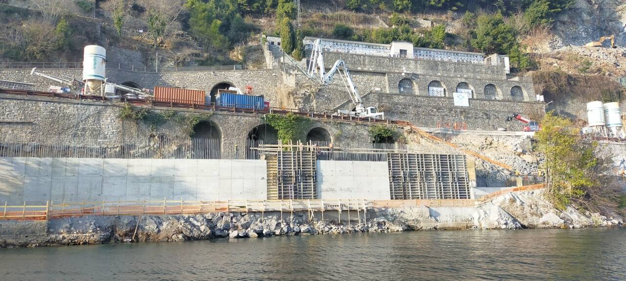 Cantiere della Tremezzina visto dal lago con le autorità: operai e ruspe in azione