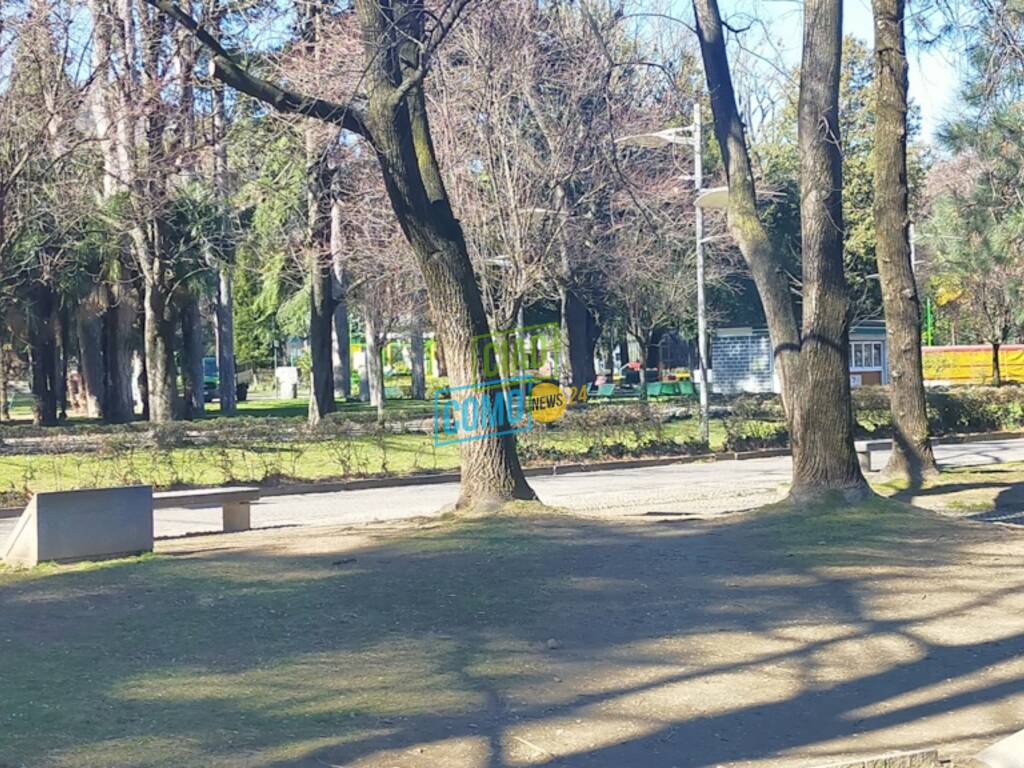 cessato vento a como dopo forti raffiche lago quasi calmo e cielo azzurro