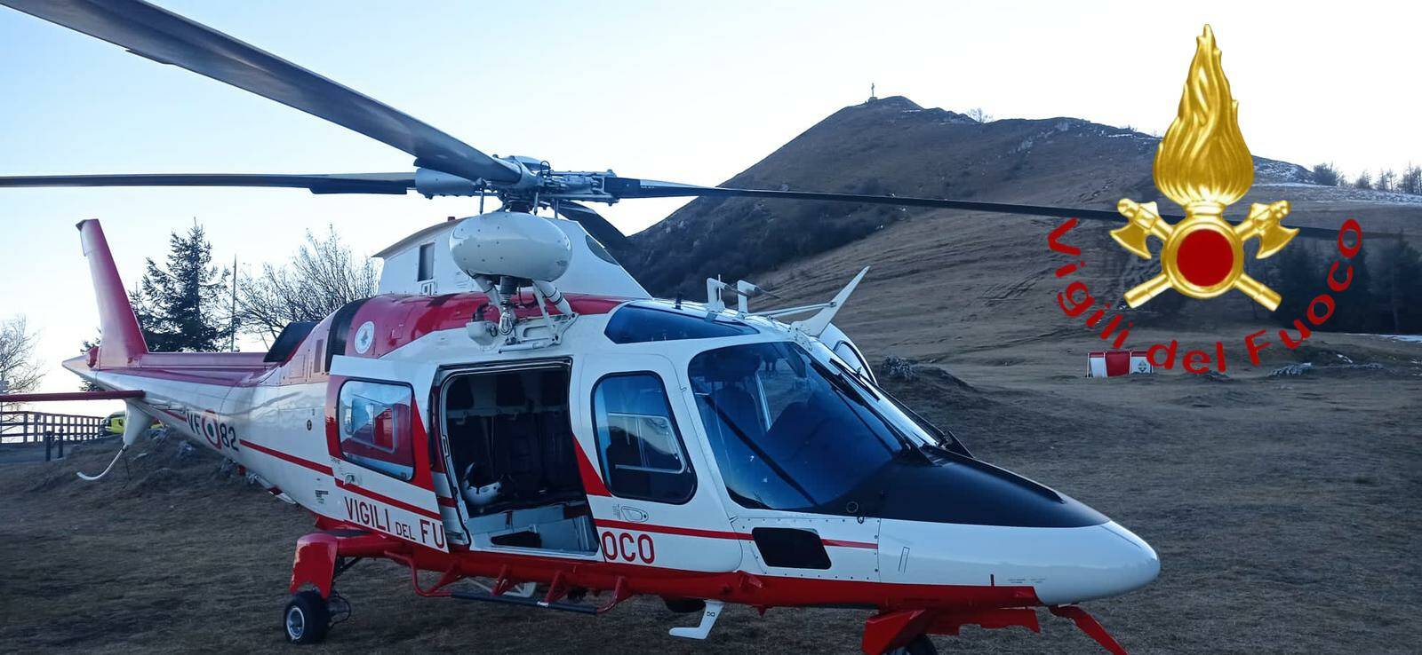 elicottero vigili del fuoco primo piano soccorso in montagna generico