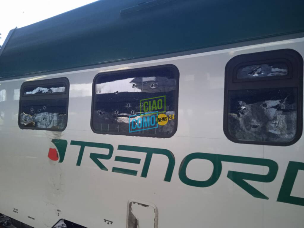 finestrini treno nord rotti da un pazzo oggi a mariano comense