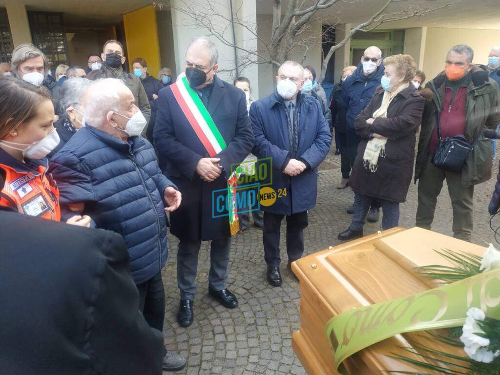 Il funerale di Marinella Beretta a Prestino: l'ultimo saluto alla donna morta da sola