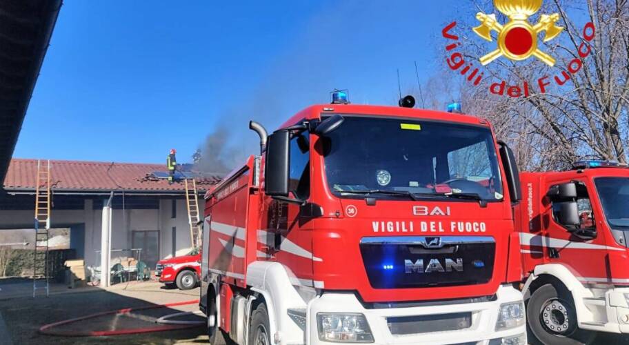 incendio mariano comense azienda agricola pompieri in azione sul posto