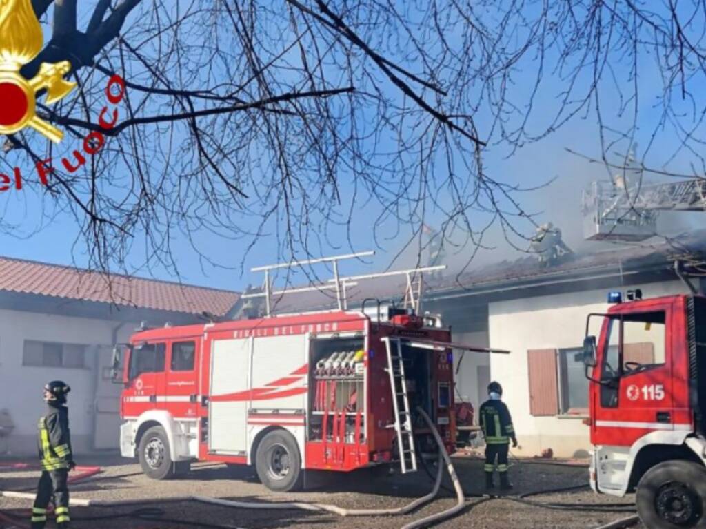 incendio mariano comense azienda agricola pompieri in azione sul posto