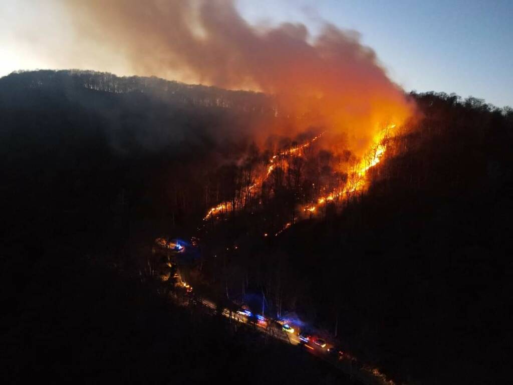 Incendio sighignola alta valle intelvi fiamme su tutto il versante