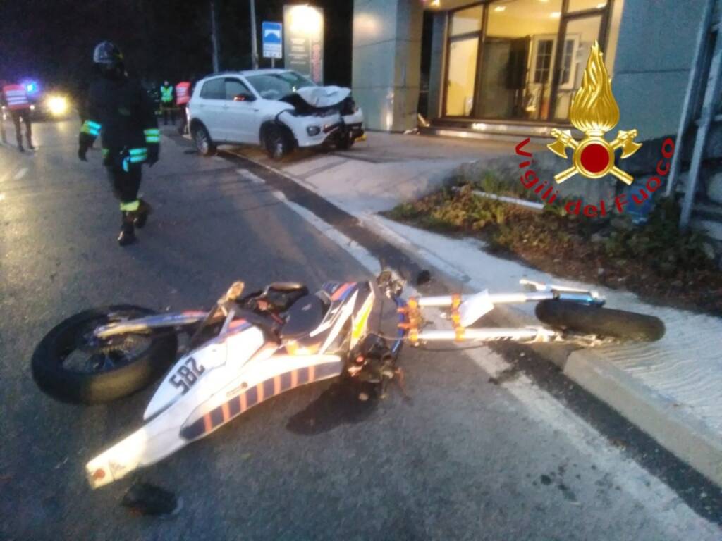 incidente auto moto a brienno muore motociclista mezzi coinvolti