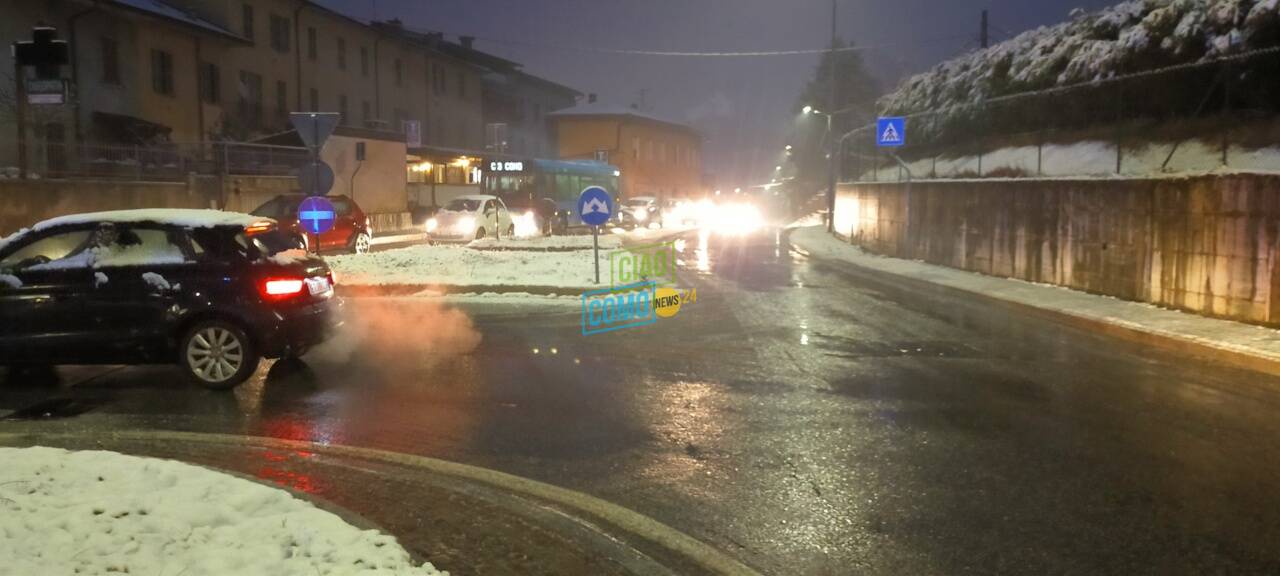 neve e albero c aduto oltrecolle immagini strada chiusa auto polizia