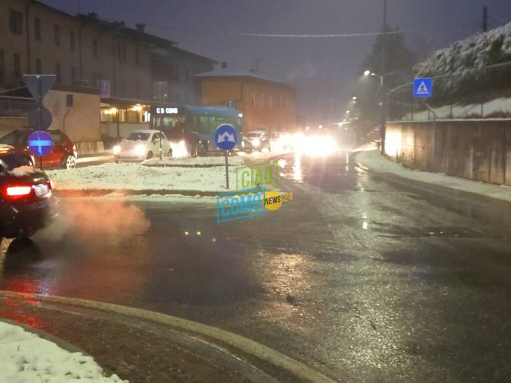 neve e albero c aduto oltrecolle immagini strada chiusa auto polizia