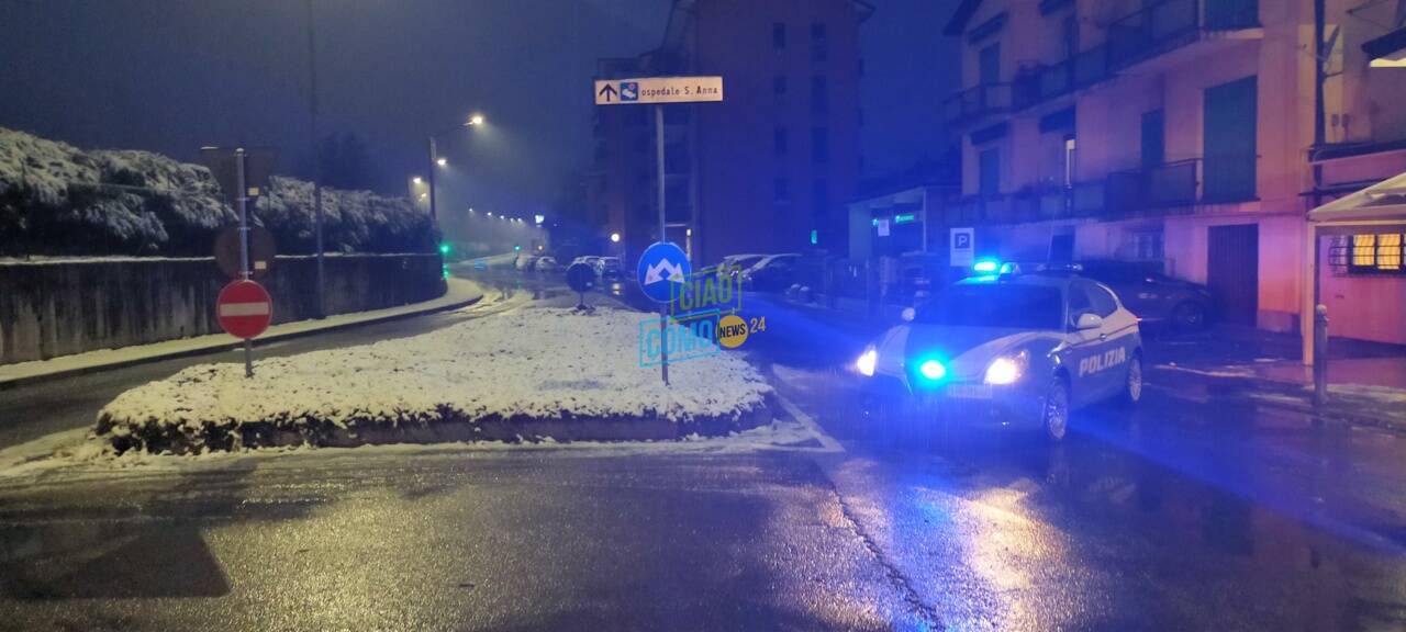 neve e albero c aduto oltrecolle immagini strada chiusa auto polizia