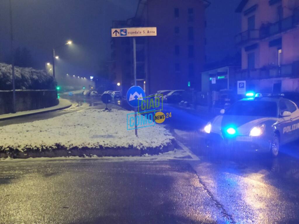 neve e albero c aduto oltrecolle immagini strada chiusa auto polizia