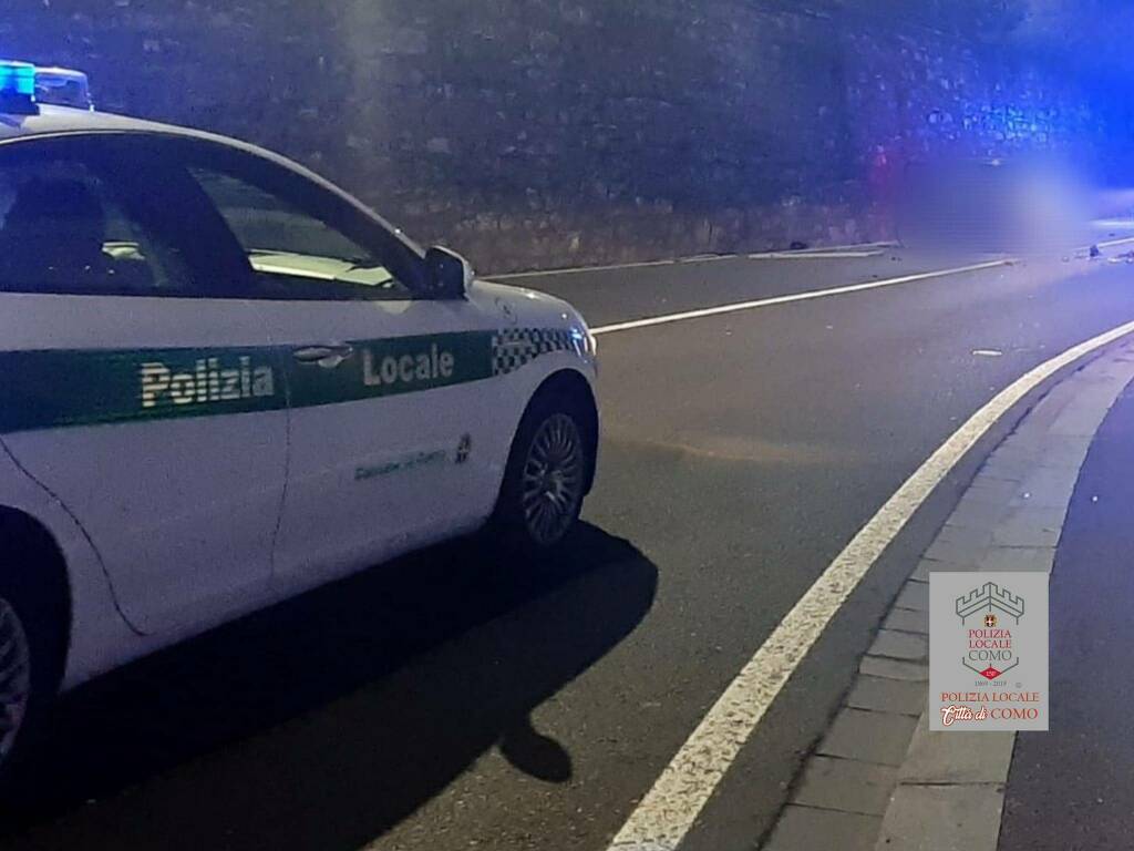 polizia locale como strada chiusa via per cernobbio auto con lampeggiante