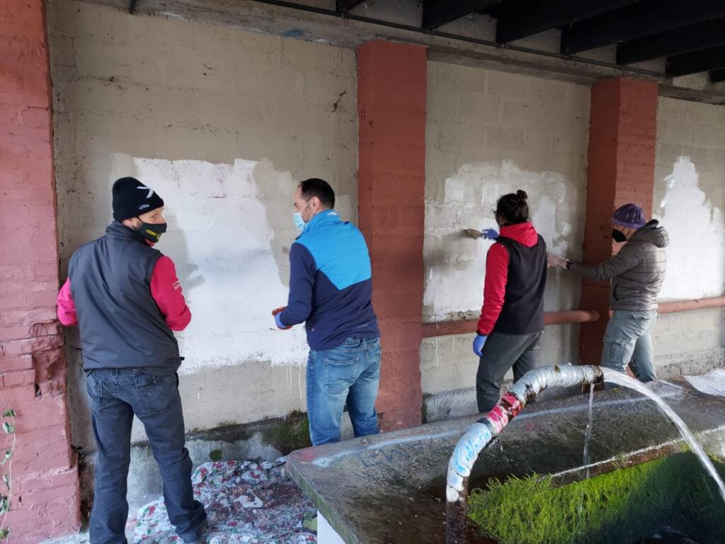 Ripulite le scritte offensive al lavatoio di Albate da parte dei volontari